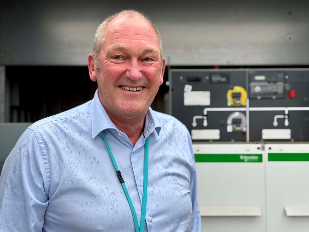 40 år med strøm: Da man bankede overisede ledninger med bambuspinde 40 år med strøm: Da man bankede overisede ledninger med bambuspinde