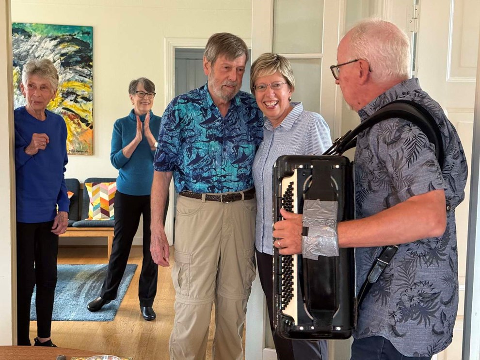 Leif tog harmonikaen med til amerikansk guldbryllup i Svaneke Leif tog harmonikaen med til amerikansk guldbryllup i Svaneke