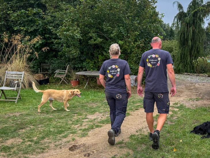 Sidste &aring;r blev &aelig;gteparret enige om, at de ville g&aring; all in og derfor sagde Anja Sanggaard Andersen sit job op og arbejder nu i haven p&aring; fuld tid. Foto: Sarah Thun Kristensen