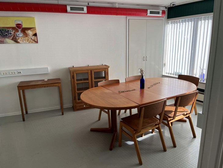 Der er masser af plads i m&oslash;delokalet og ikke mindst godt med stikkontakter, n&aring;r der skal pr&aelig;senteres planer med projekter, computer og andet it-udstyr. Foto: R&oslash;nne Ejendomshandel