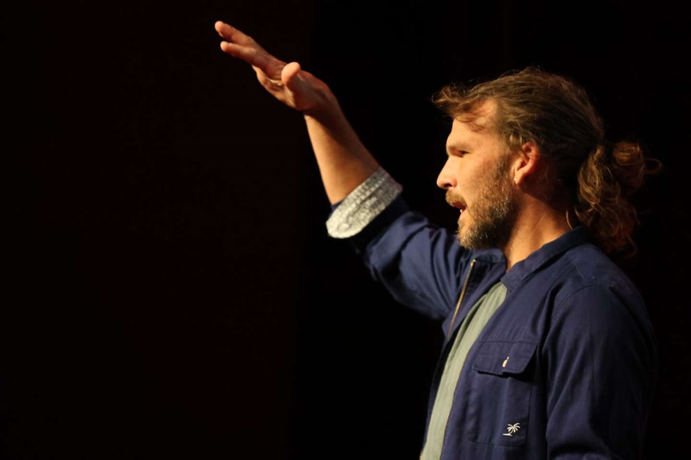 Emil kastede sig i bølgerne, før han holdt foredrag Emil kastede sig i bølgerne, før han holdt foredrag