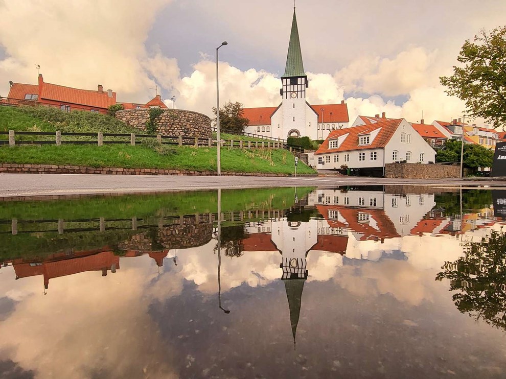 Dagens billede: Regnfuld s�ndag giver store vandpytter til spejling