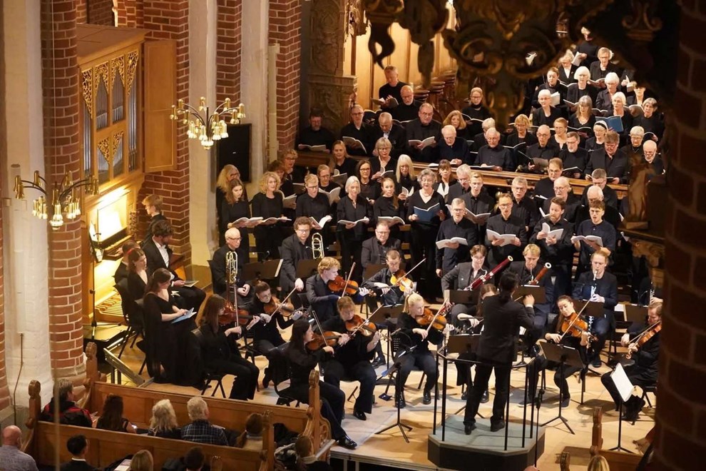 Domkirkekor synger i to kirker