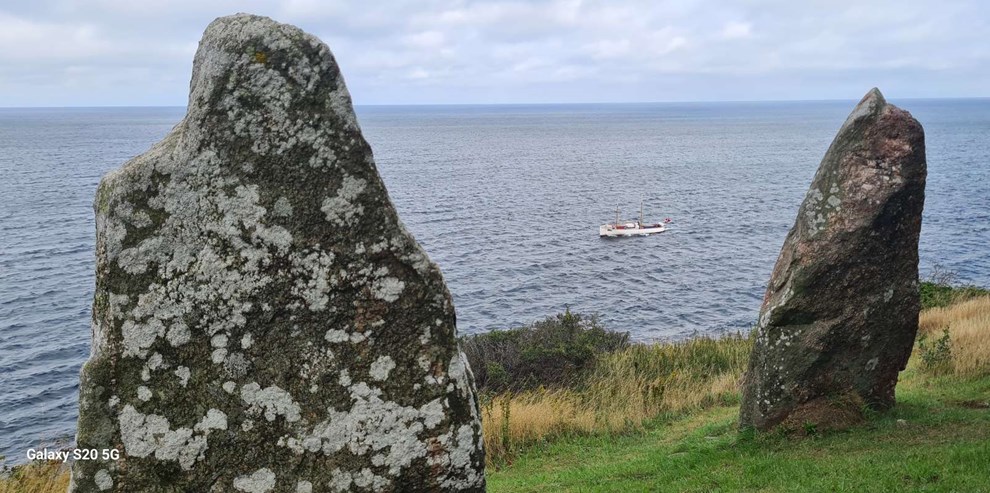 Dagens billede: Mellem Hestestenene ved Gudhjem ses skibet