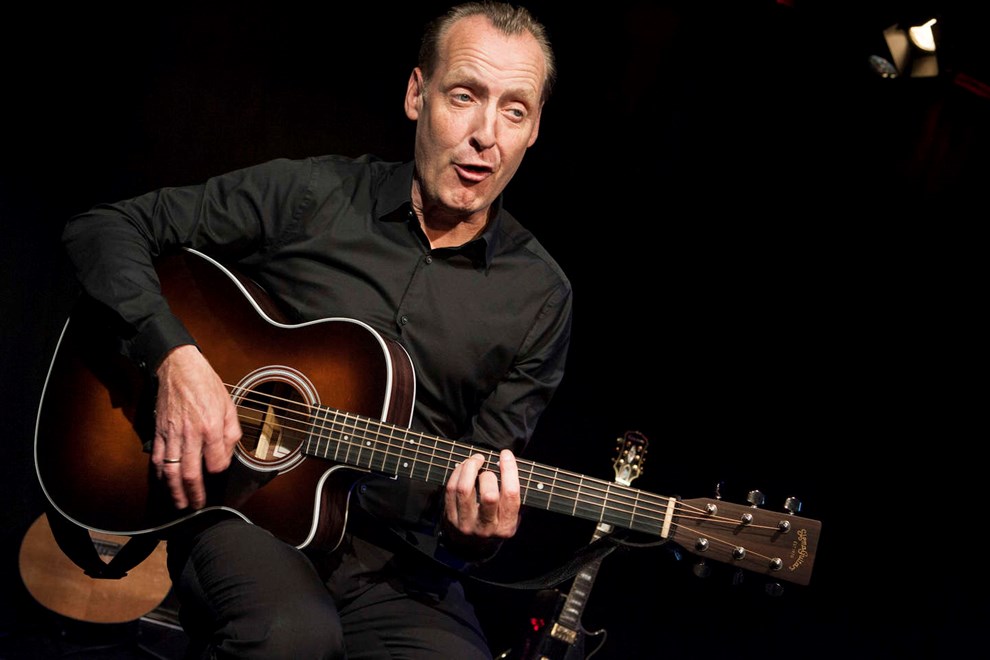 Satirisk enmandsforestilling på teatret Satirisk enmandsforestilling på teatret