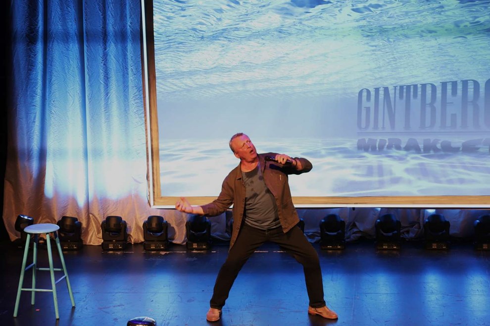 Gintberg havde lokale indslag med p� scenen