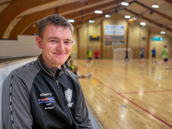 Nu bestemmer Arthur over spillere, der er n�sten dobbelt s� gamle som ham selv