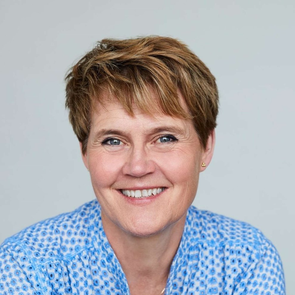 Sanger underviser p� f�de�en