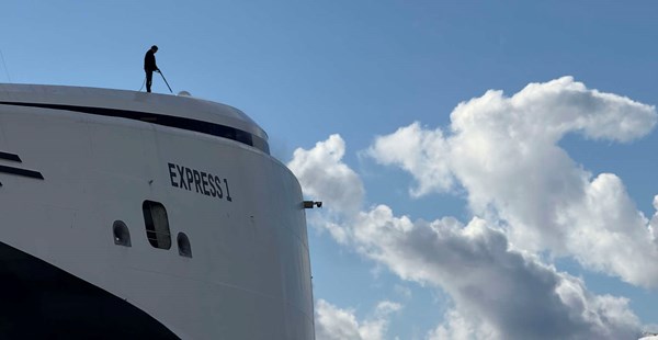 Derfor gik en mand rundt p� toppen af Express 1