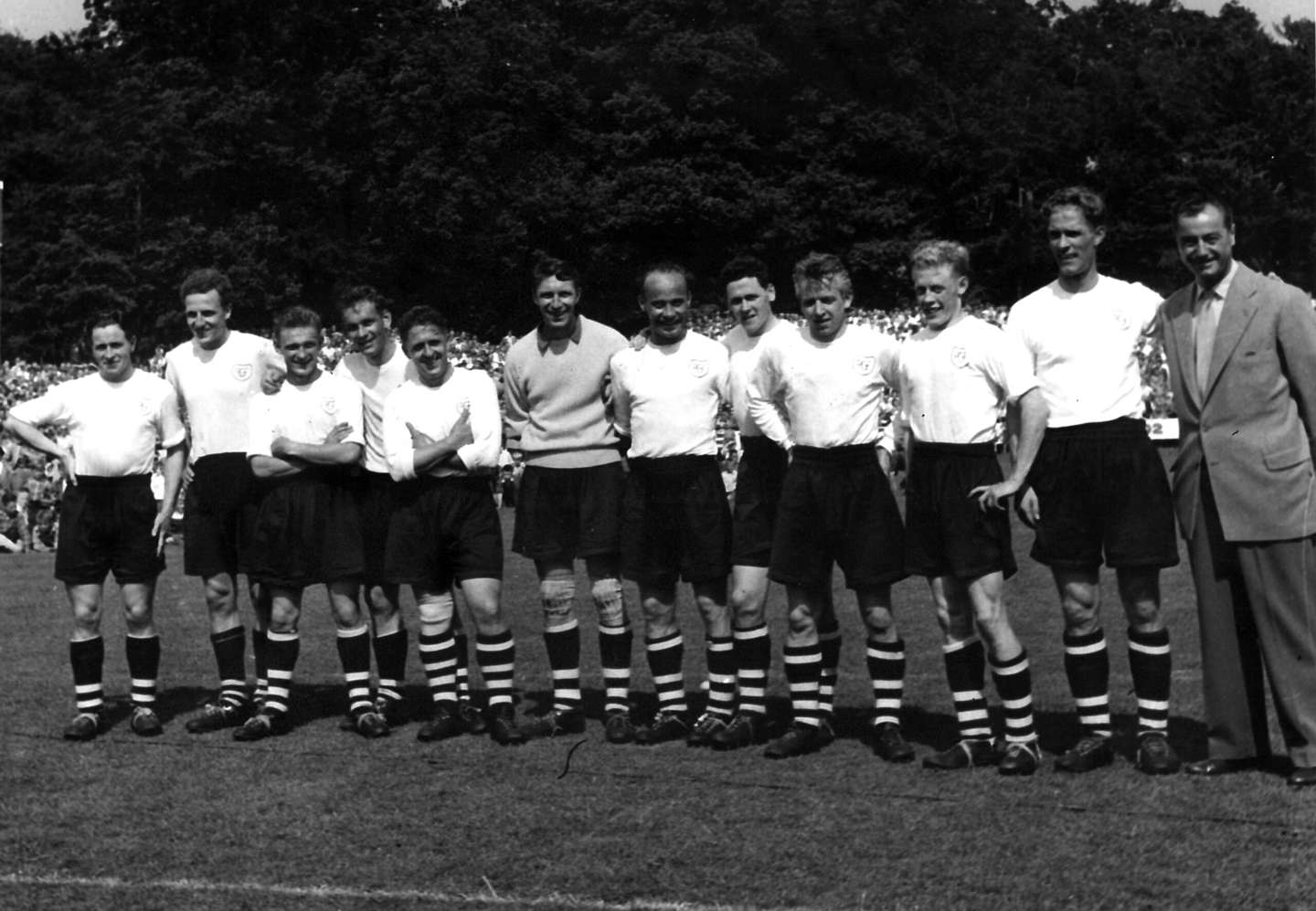 AGF har vunder sit andet danske mesterskab i 1956. Topscorer Kjeldberg står i midten til højre for Henry From.