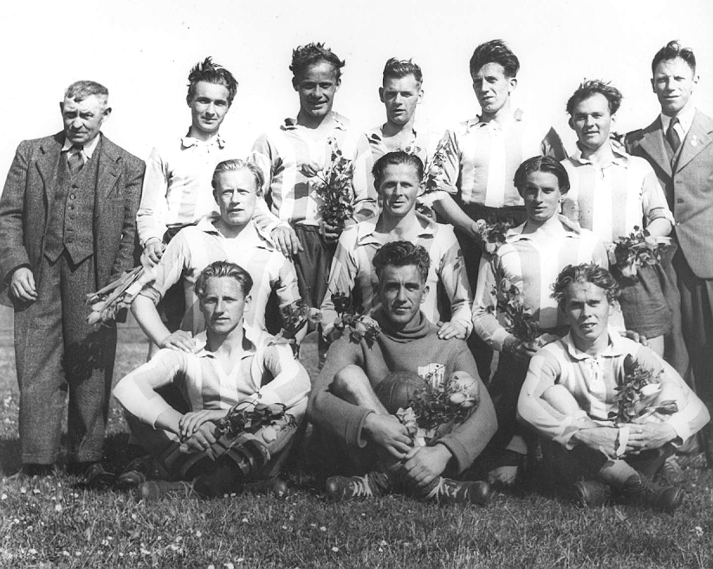B. 1910-holdet spillede sig i 1946 op i 3. division. Topscorer Kjeldberg står som nummer tre fra venstre i bagerste række.