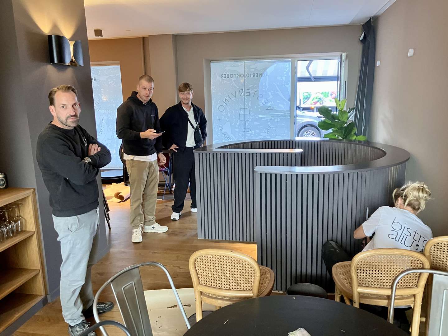 Casper J. Johansen, Tommy Petersen, som er sommelier i restauranten på Skovhoveds Hotel, men ser frem til også at arbejde på Vestervino, Emil Valdemar, som bliver barmanager på Vestervino, og endelig siddende medejer Stina Øksenhøj Madsen, som arbejder utrætteligt med penslen – og på ryggen reklamerer for Bistro Ailu i Zoologisk Have.