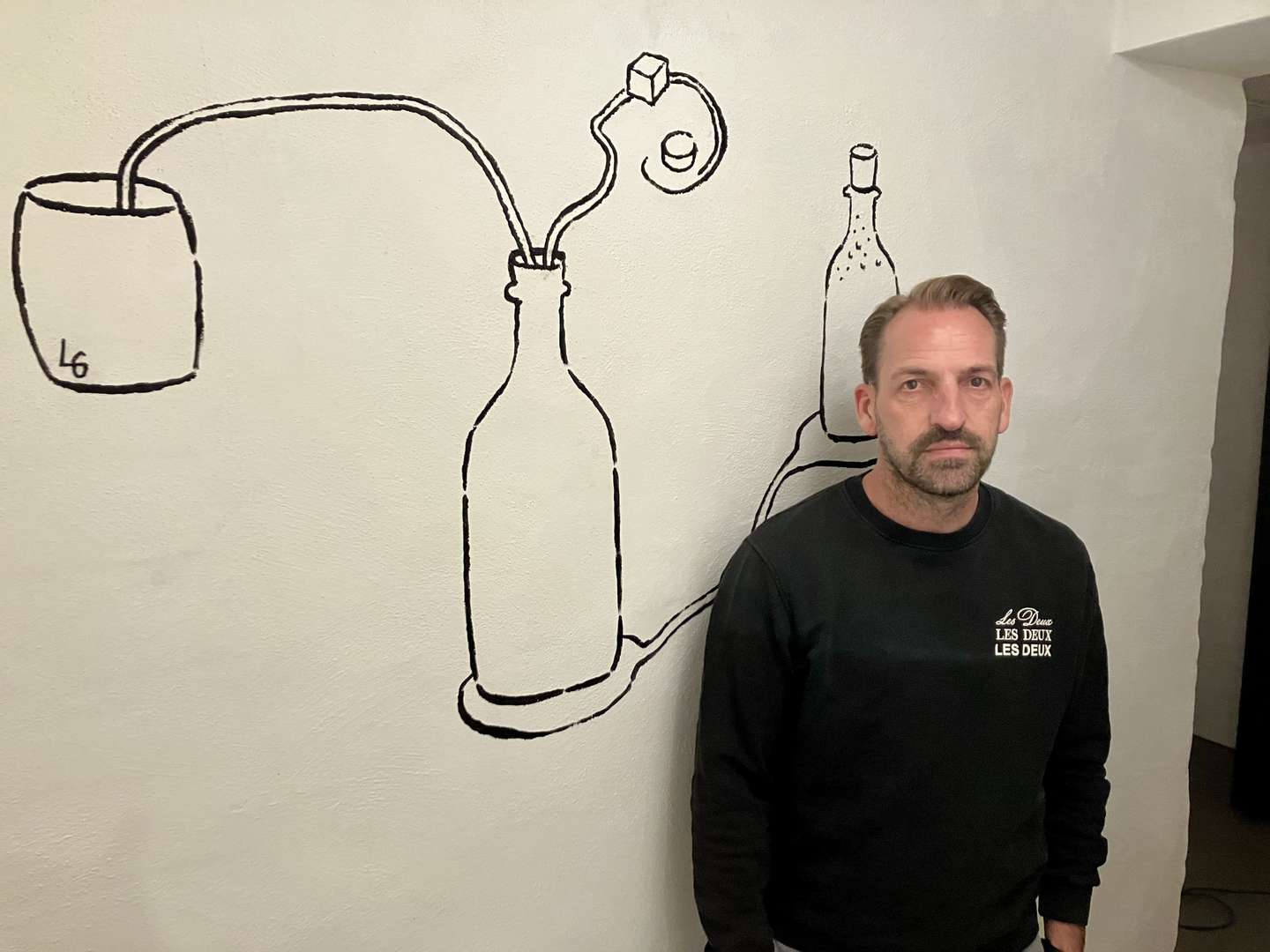 Casper J. Johansen i kælderen ved toiletterne, hvor der er relevant vægkunst.