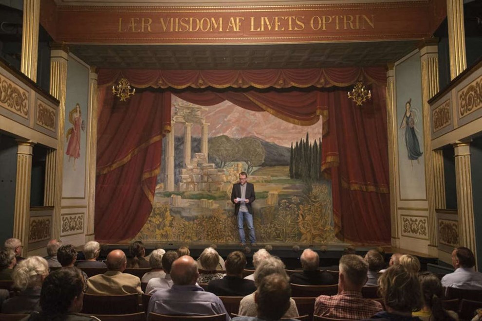 Musen flagrer p� nyrenoveret scene