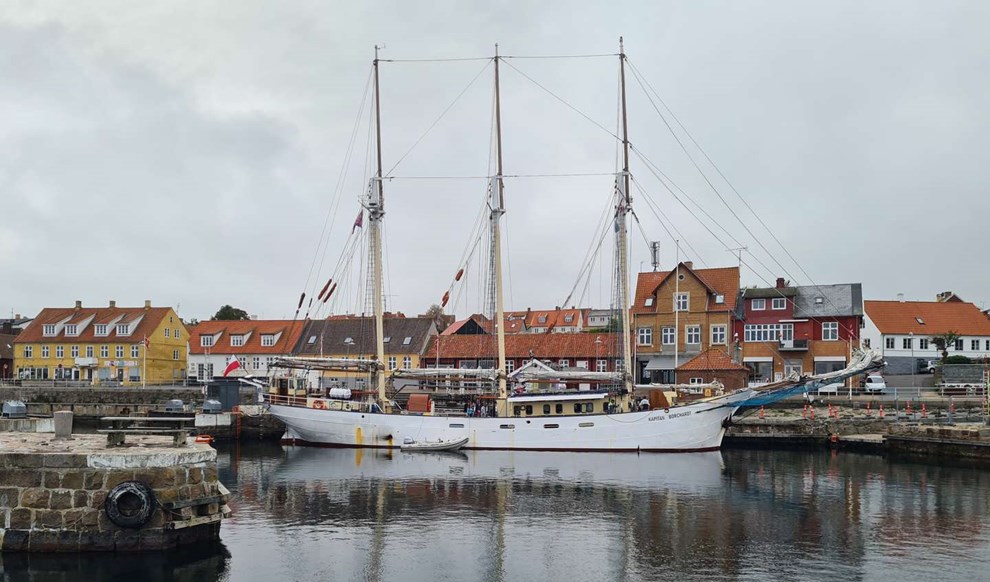Dagens billede: Sjælden stor gæst i Allinges havn Dagens billede: Sjælden stor gæst i Allinges havn