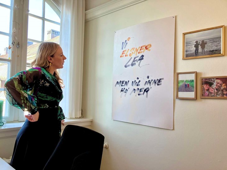 Plakaten stammer fra f&oslash;rste gang, Lea Wermelin var til en traktordemonstration, efter at hun som minister havde sk&aring;ret i landbrugets kv&aelig;lstofudledninger. 