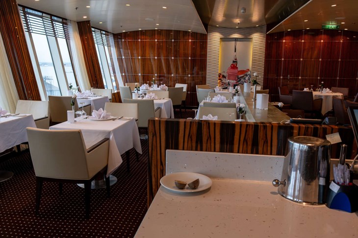 En af de mange restauranter ombord
