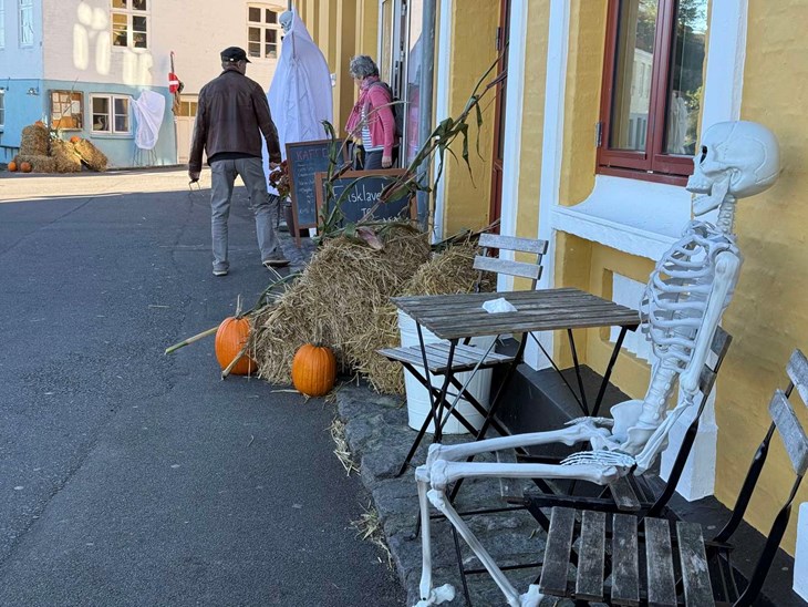 Det kan godt blive lidt uhyggeligt at bevæge sig rundt i Gudhjems gader i disse dage. Foto: Holger Larsen