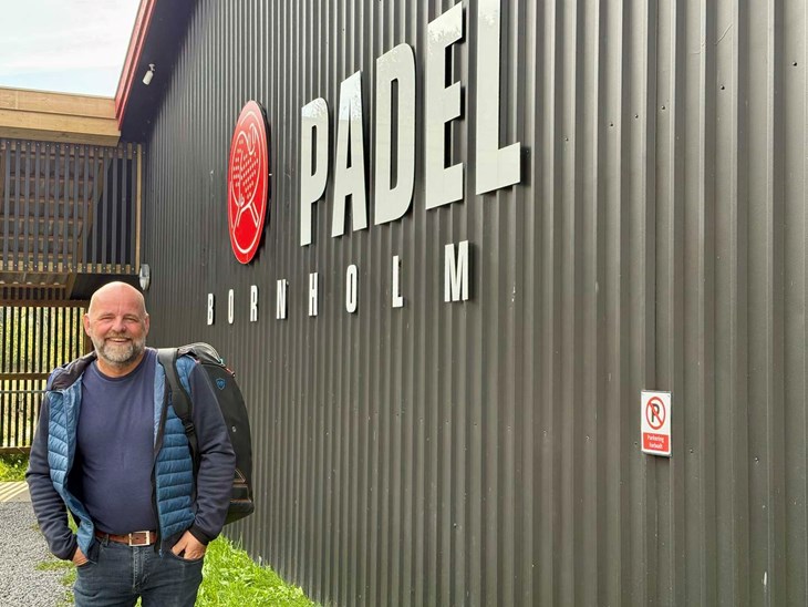 Michael Almeborg har k&oslash;bt den tidligere ridehal p&aring; Vibeg&aring;rdsvej i R&oslash;nne og lagt en hel del penge i at omdanne den til en padelhal. foto: Holger Larsen