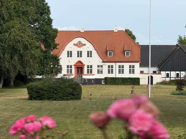 Stuehuset p&aring; Sejersg&aring;rd br&aelig;ndte i 1909 eller 1910, hvorefter der blev bygget et nyt stuehus, som stod klar i 1911. Foto: Holger Larsen