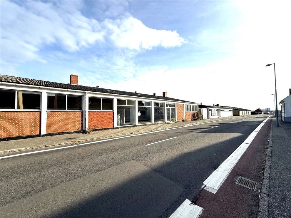 Stor erhvervsejendom p havnen til salg