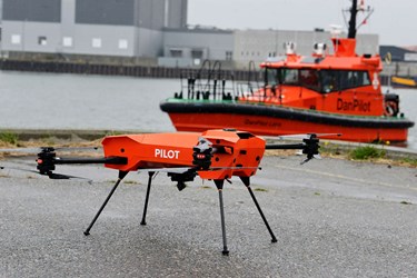 Droner i luften over Rønne Havn
