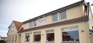 Køber bed & breakfast, flytter restaurant og gør datter til direktør