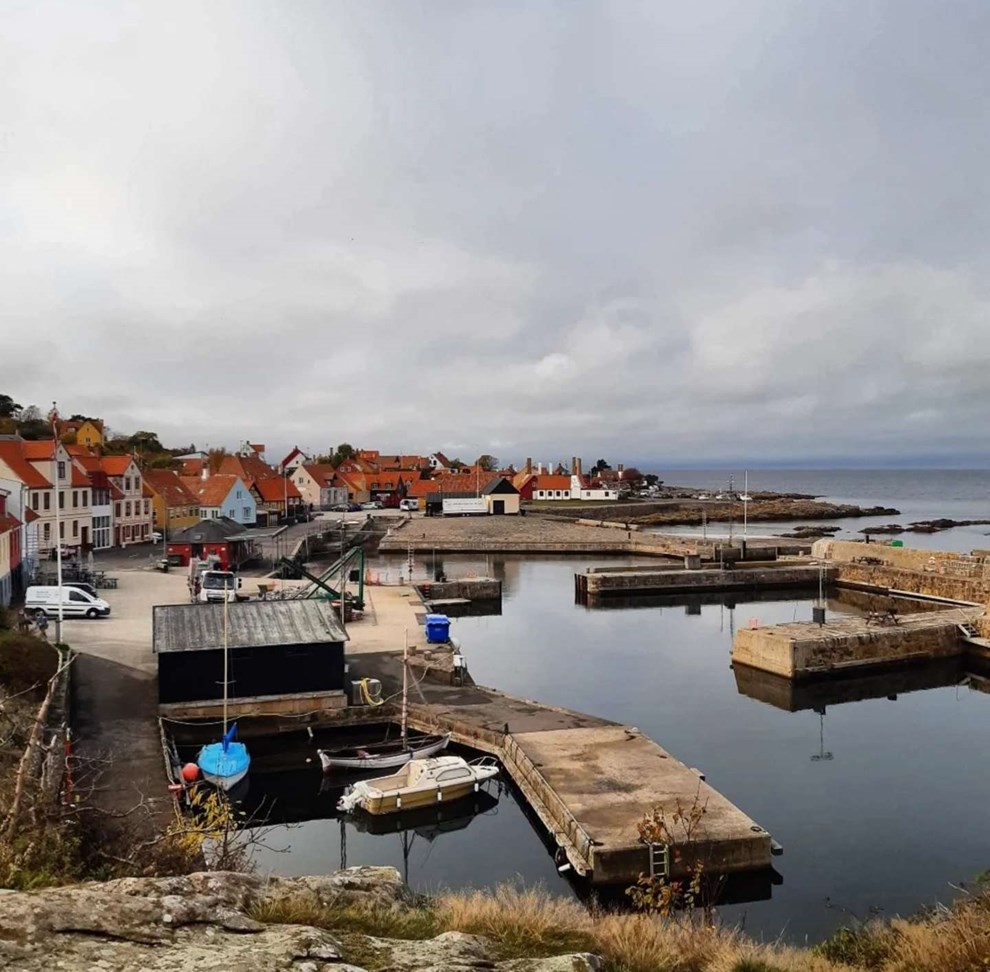 Dagens billede: Ingen sol eller mange mennesker i  Gudhjem onsdag Dagens billede: Ingen sol eller mange mennesker i  Gudhjem onsdag