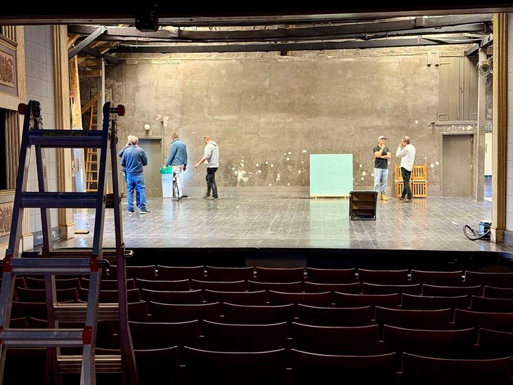 R&oslash;nne Theater har under renoveringen kun v&aelig;ret lukket ned i en m&aring;ned. Den gamle scene gen&aring;bner med en forestilling den 18. november. Foto: Holger Larsen
