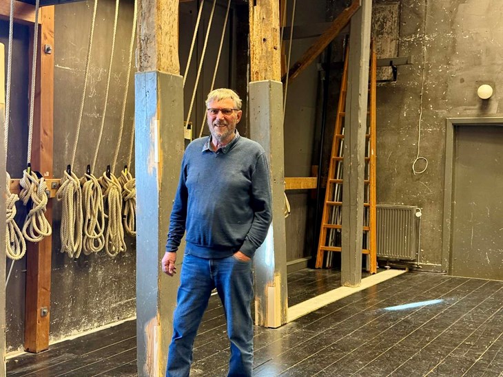 Jens Olsen fra R&oslash;nne Theaters bestyrelse p&aring; den renoverede gamle scene p&aring; R&oslash;nne Theater. Foto: Holger Larsen