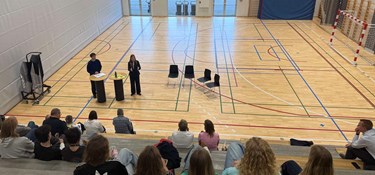 Fredag eftermiddag kæmpede kandidater mod fredagsbaren