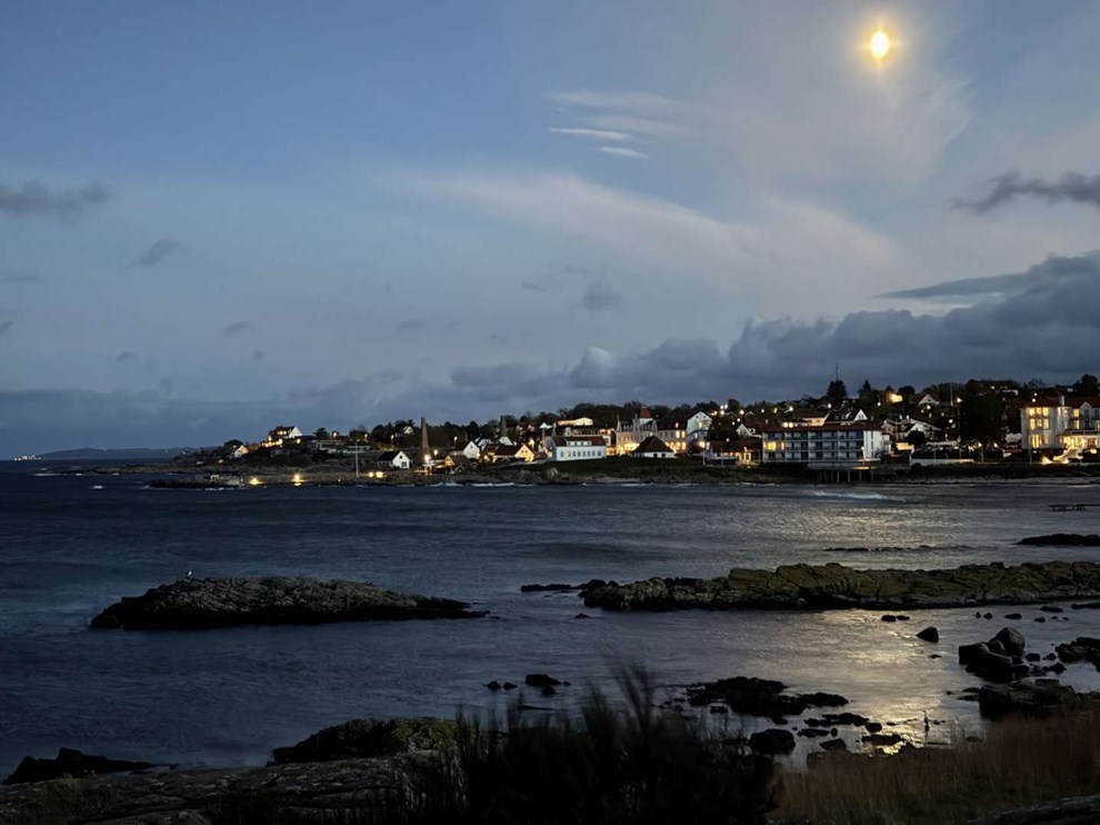 Dagens billede: Sandvig by night i måneskin Dagens billede: Sandvig by night i måneskin
