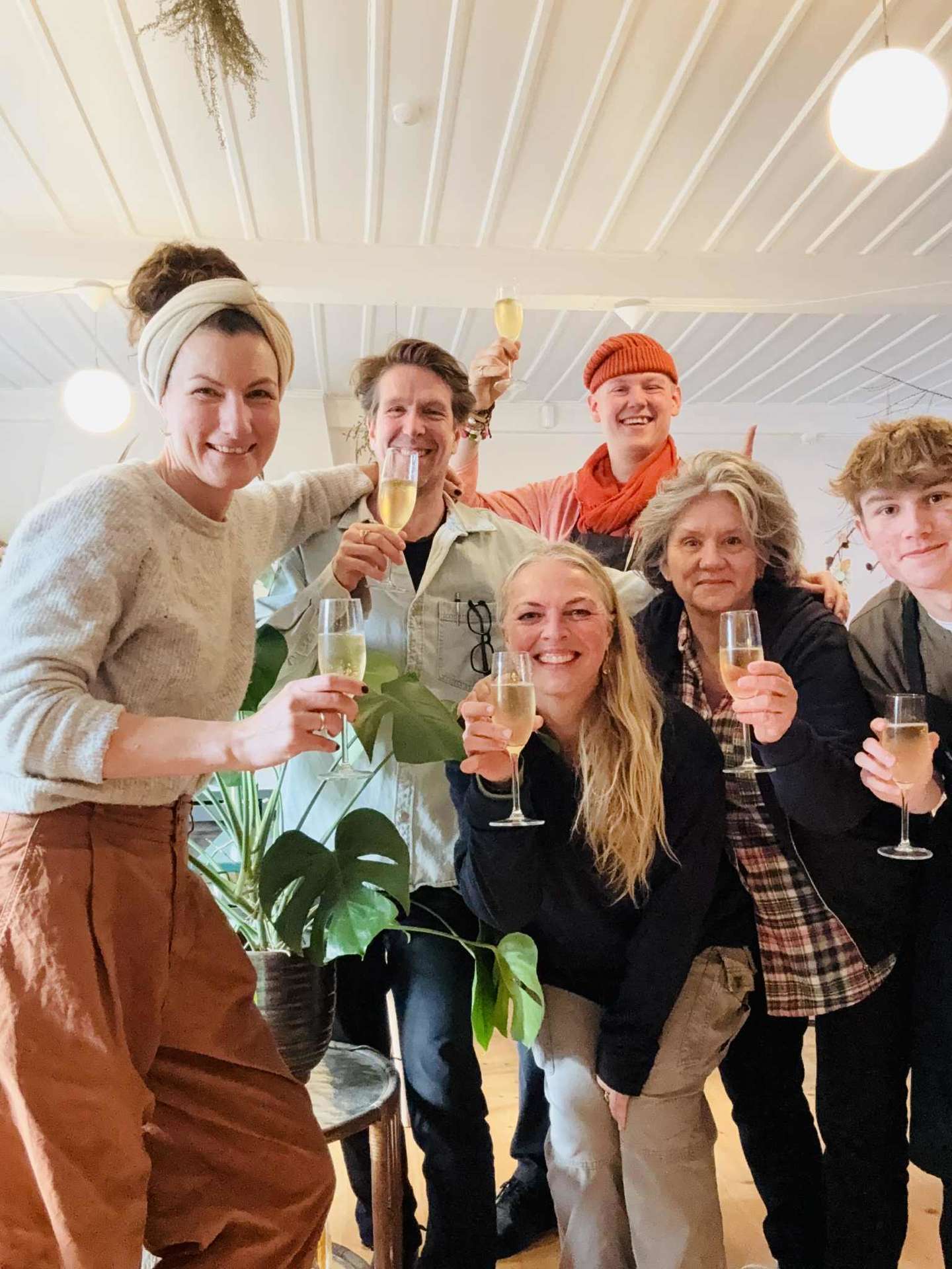 Trine Pallesen (i midten) på besøg hos Sofie Edlev Nielsen og Nikolaj Jeppesen på Christianshøjkroen, som ligger lige ved Kyllingemoderen, hvor revyen kommer til at spille – samt deres personale og dertil revyens forestillingsleder, Lene Sonne. Privat foto