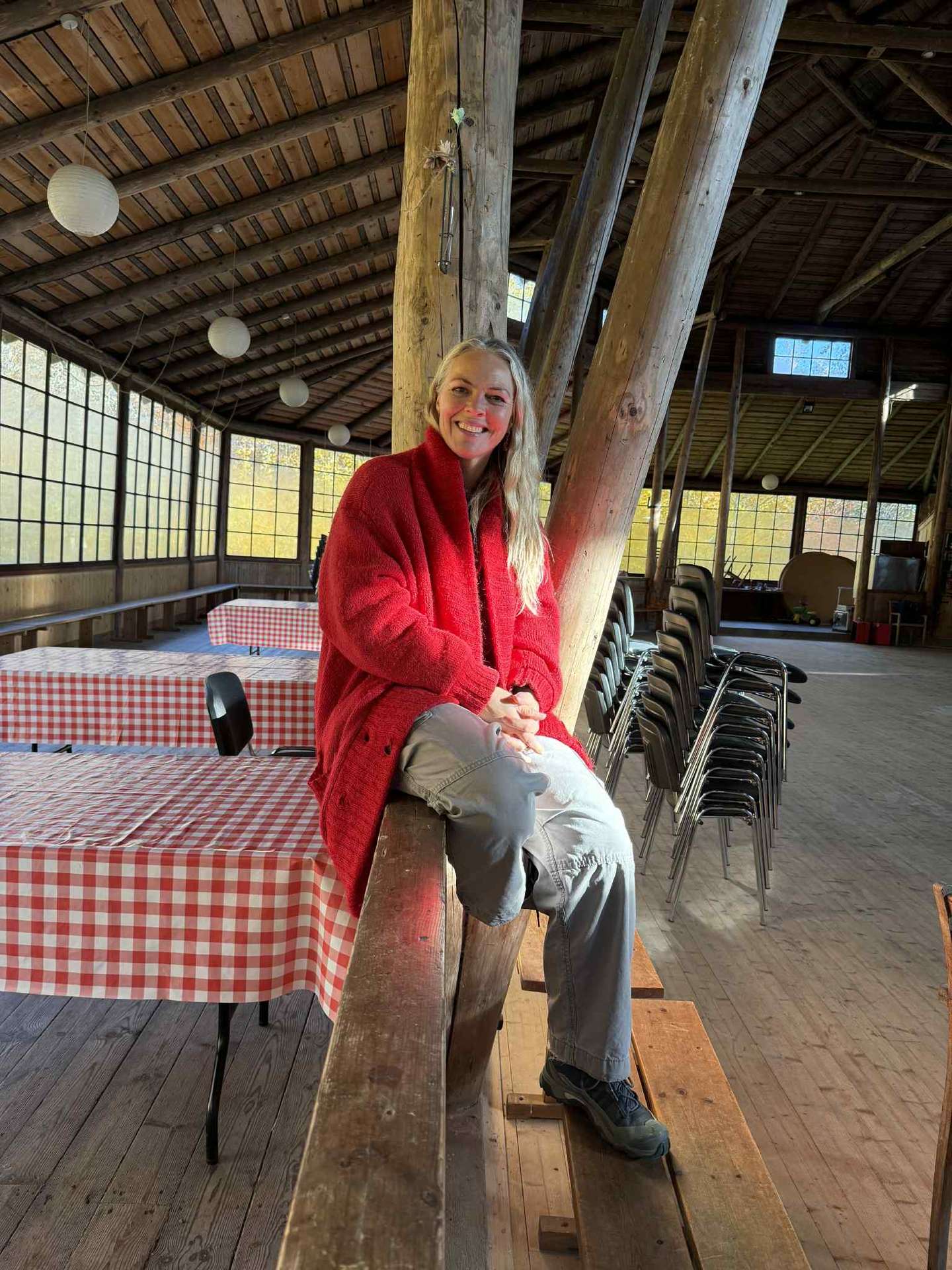Trine Pallesen er glad for, at Bornholms Sommerrevy spiller her i Kyllingemoderen midt på Bornholm, fordi det singnalerer, at den er for alle bornholmere. Privat foto