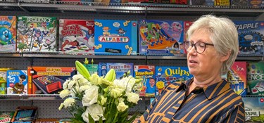 I 40 år har Erna solgt legetøj - og det bliver hun ved med