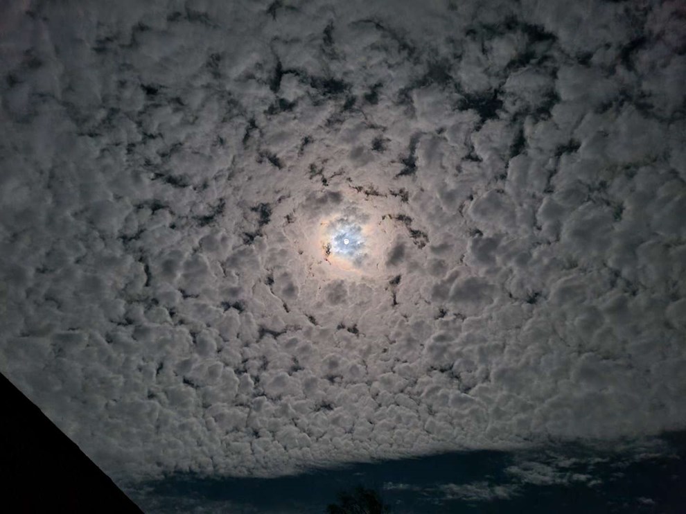 Dagens billede: Månen holder vagt over skyerne Dagens billede: Månen holder vagt over skyerne