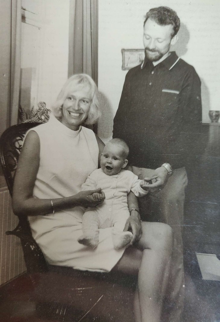 Irene von Wowern og Verner Olsen med sønnen Kristian ved dennes dåb. Privatfoto