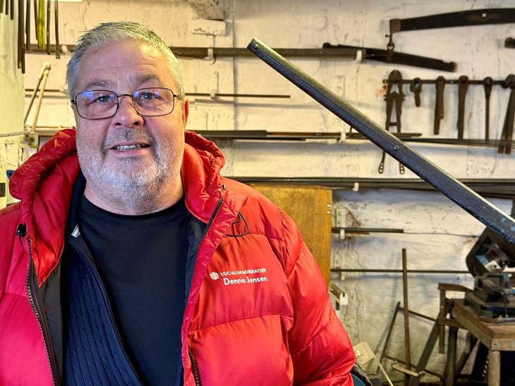 Dennis Jensen hygger sig hver tirsdag med seniorklubben i havnesmedjen, men er klar til politisk comeback, fordi han mener, at der er brug for langt mere fokus på arbejdsmarkedet. Foto: Holger Larsen