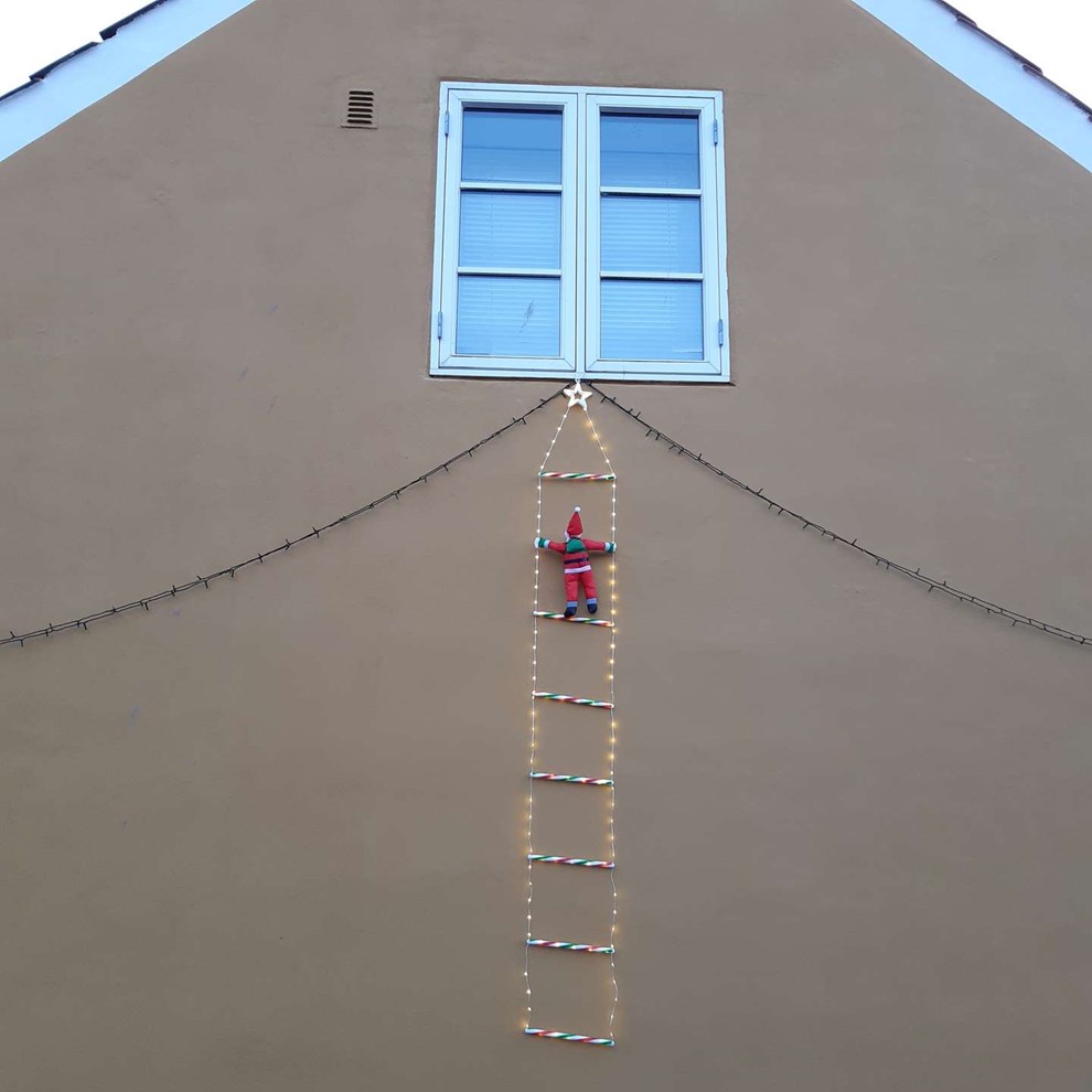 Dagens billede: Er der en sd nissepige oppe p loftet?