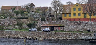 To biler ankommet til Christiansø