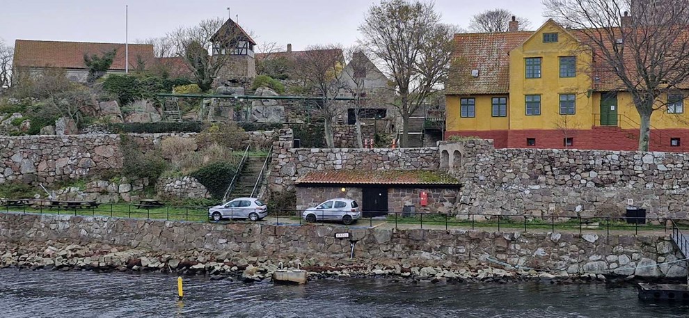 To biler ankommet til Christians