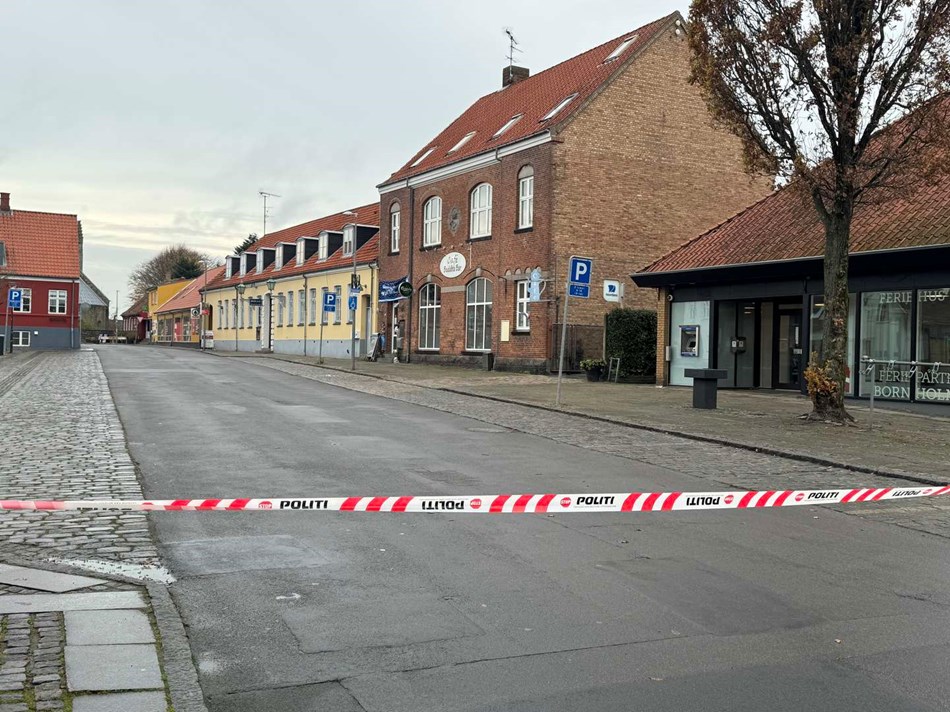 Torv afsp�rret: Politiet ledte efter spor i Aakirkeby