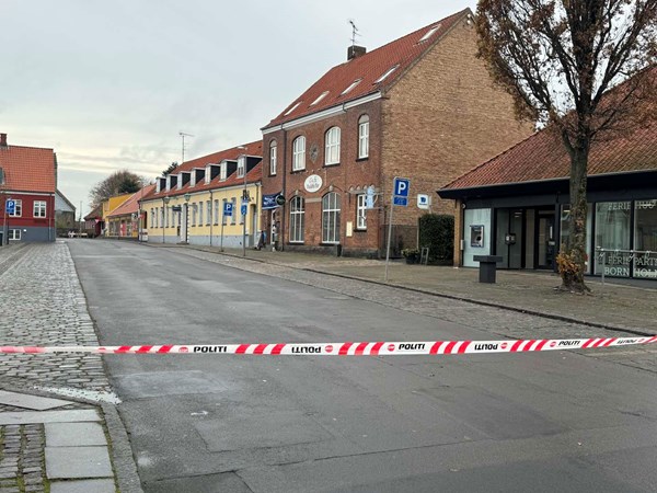 Torv afsp�rret: Politiet ledte efter spor i Aakirkeby