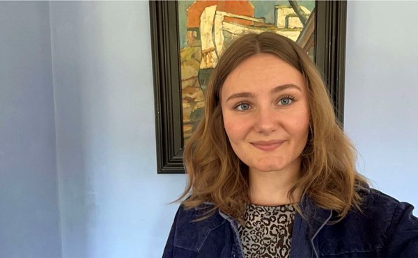 Lea g�r i fars fodspor � dog med en trompet