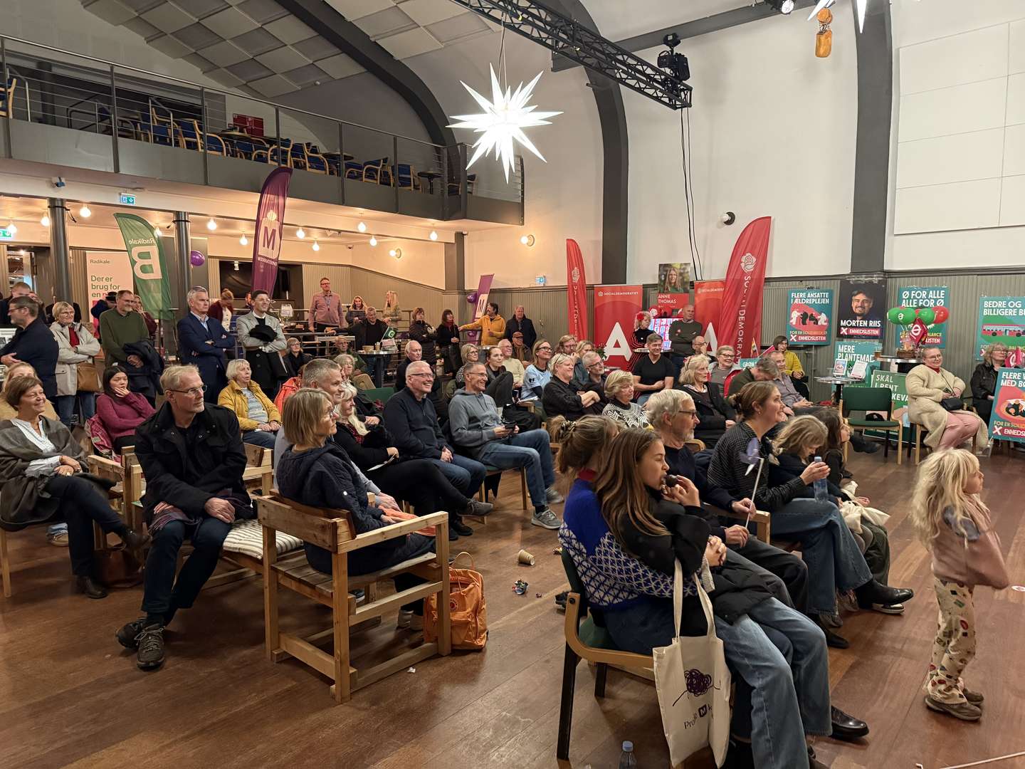 Flere var mødt op og lyttede med til debatten og grinte af de spydige kommentarer. Foto: Frida Flinch