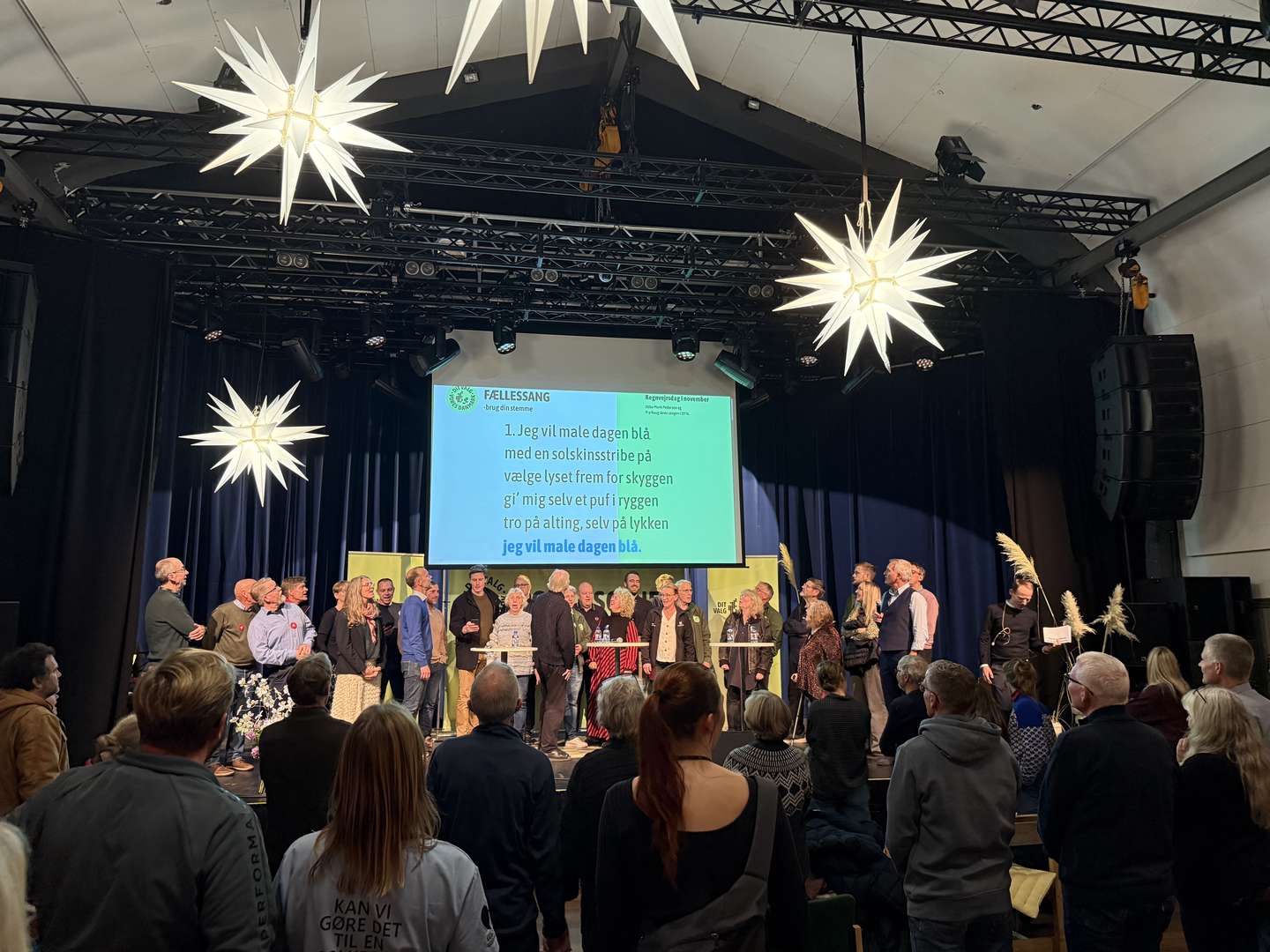 Arrangementet sluttede af med fællessang, hvor alle kandidaterne i rummet sang med fra scenen. Foto: Frida Flinch