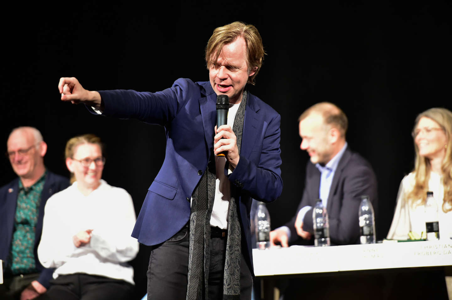 Clement Kjersgaard styrer med hård hånd talerækken, men tiden løb alligevel fra valgdebatten, som varede et stykke over de planlagte to timer. Foto: Jesper Gynther