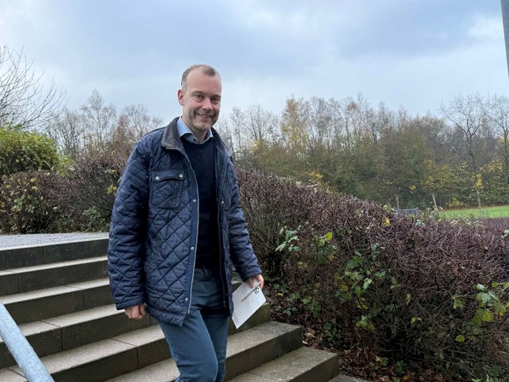 Frederik Tolstrup er her p&aring; vej ind for at forhandle videre om selve konstitueringsaftalen med partierne, der natten til onsdag var med p&aring; at g&oslash;re ham til borgmester. Foto: Martin S&oslash;ndergaard Jensen
