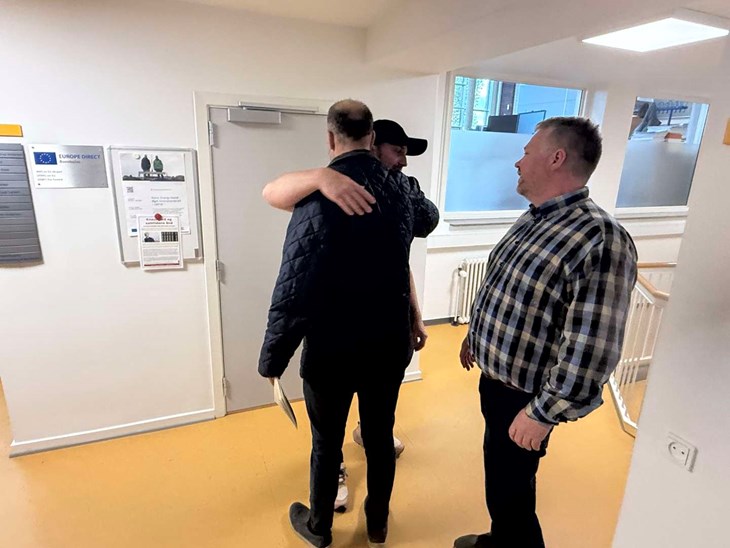 Der blev krammet, da Frederik Tolstrup og Ren&eacute; Danielsson m&oslash;dte hinanden p&aring; Snorrebakken for at forhandle videre. Foto: Martin S&oslash;ndergaard Jensen