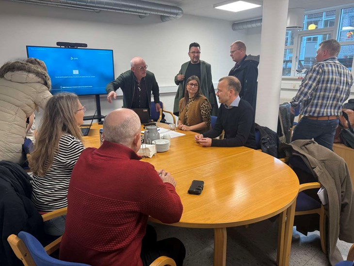 Alle partierne m&oslash;dte op til at forhandle videre, og Niels Chresten Andersen fra Kristendemokraterne s&oslash;rgede for kaffe til de fremm&oslash;dte. Foto: Martin S&oslash;ndergaard Jensen